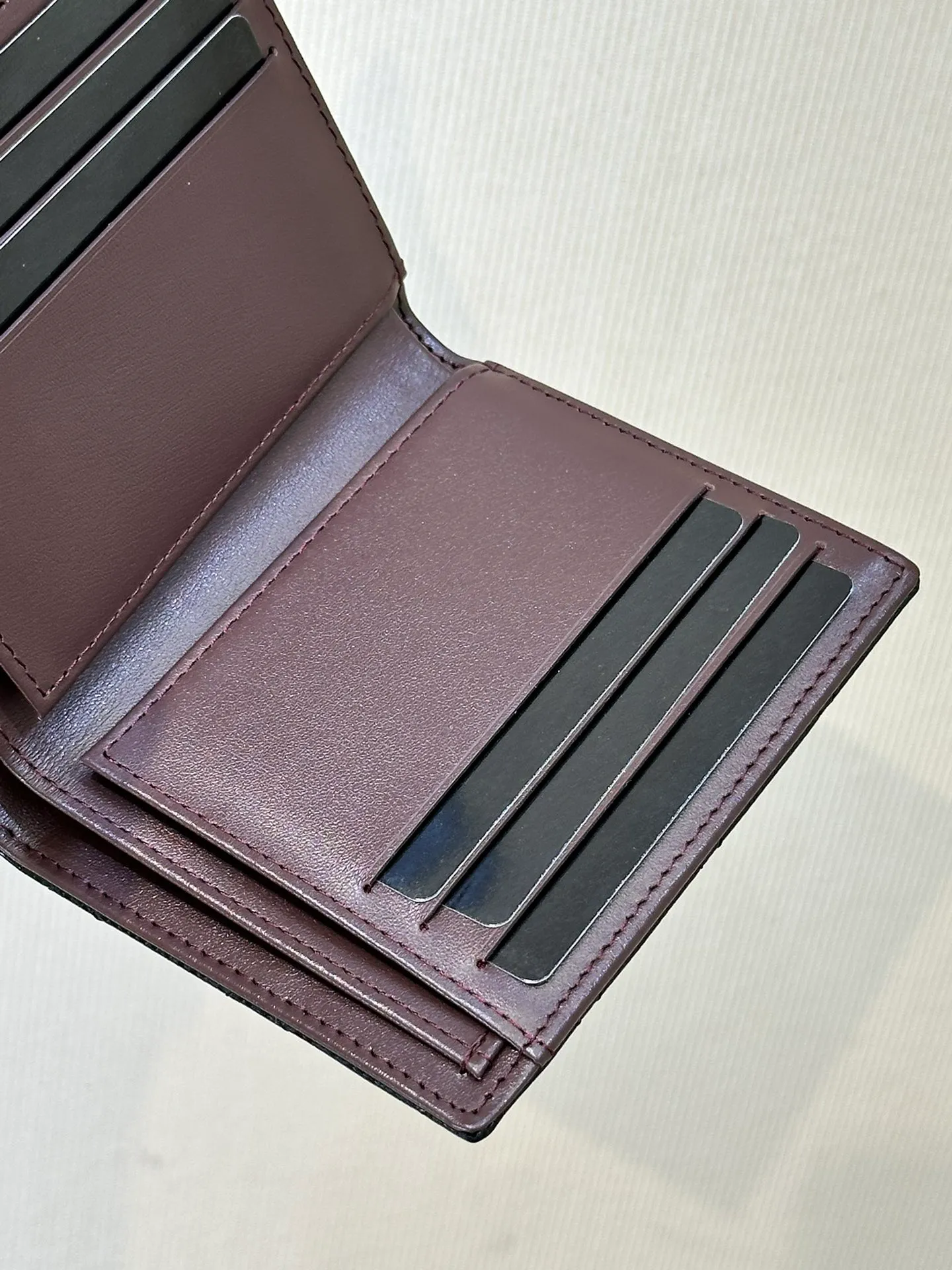 82288 Caviar Black Gold is not a thin model, it is very fleshy, just put some change, it is easy to carry more than 10 cards, the counter has a super popular black gold color, it is a sure way to attract wealth in the New Year!