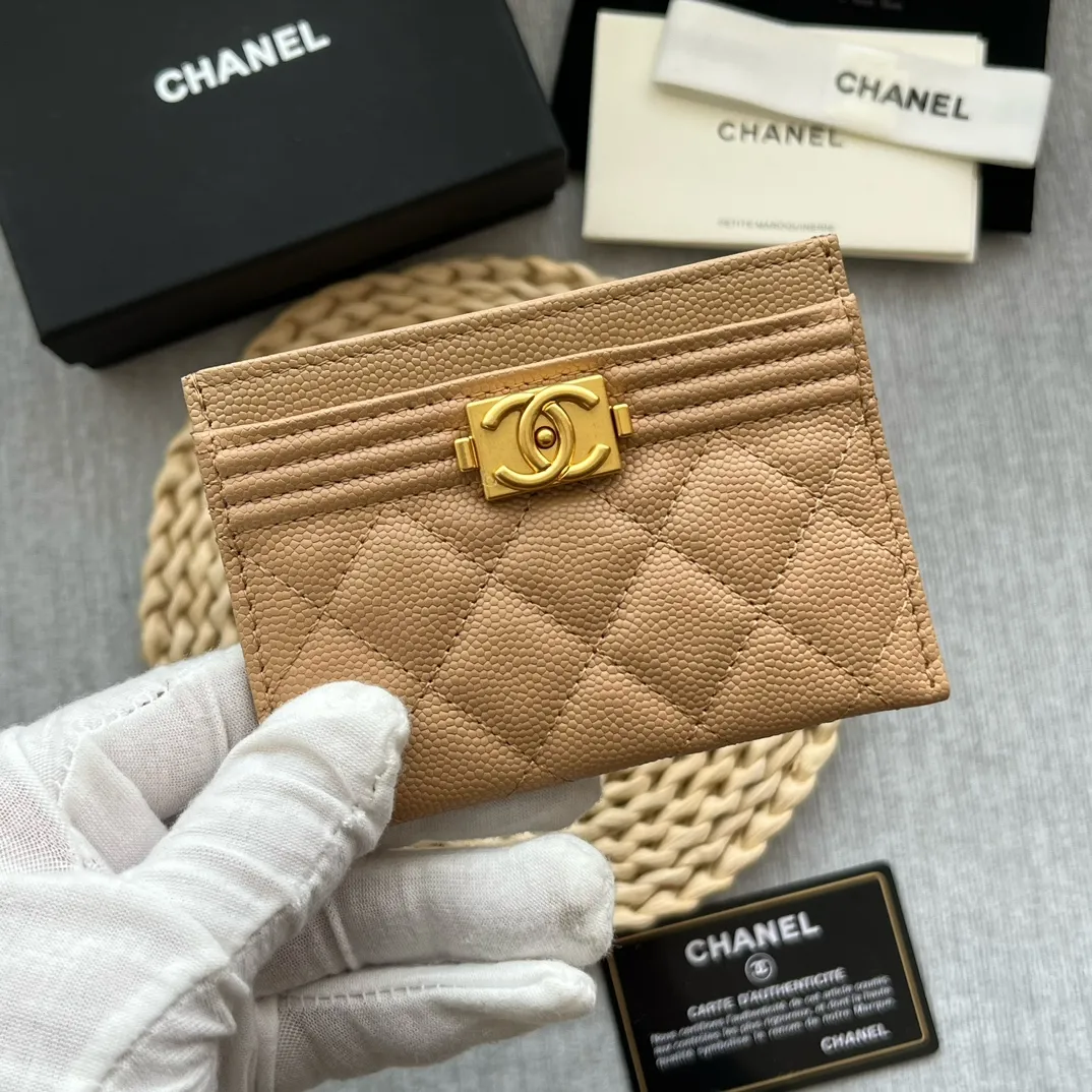 ¥220 [original quality] [with serial code] CHANEL’s new leboy card holder has arrived! The pebbled diamond pattern is very eye-catching! The retro gold buckle has an old-fashioned feel and is very fashionable and retro❤️This small card holder is very cost-effective, and you can also put some change in the three card slots👍Model number: 84431 Size: 11×7.5×1cm
