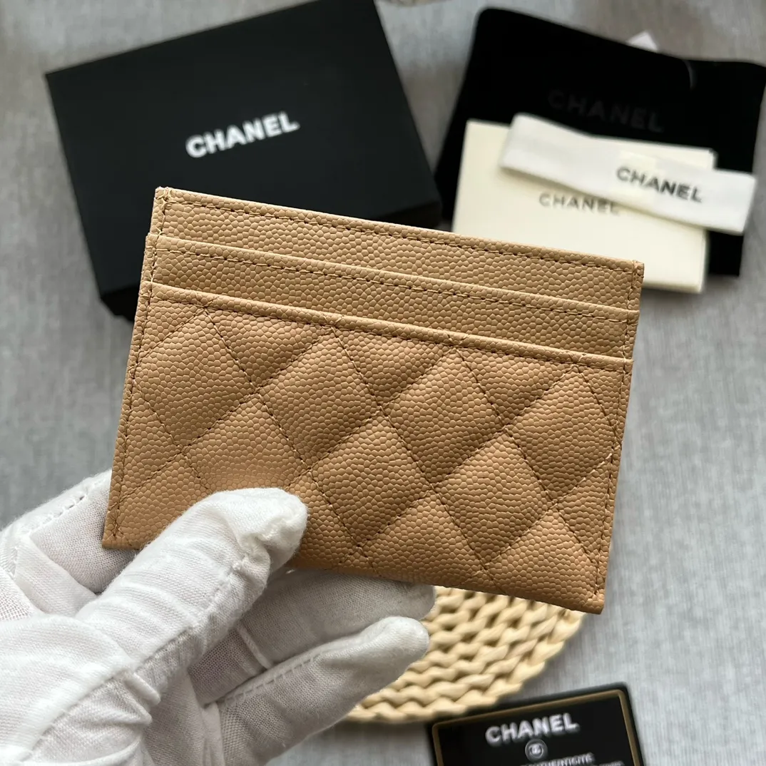 ¥220 [original quality] [with serial code] CHANEL’s new leboy card holder has arrived! The pebbled diamond pattern is very eye-catching! The retro gold buckle has an old-fashioned feel and is very fashionable and retro❤️This small card holder is very cost-effective, and you can also put some change in the three card slots👍Model number: 84431 Size: 11×7.5×1cm