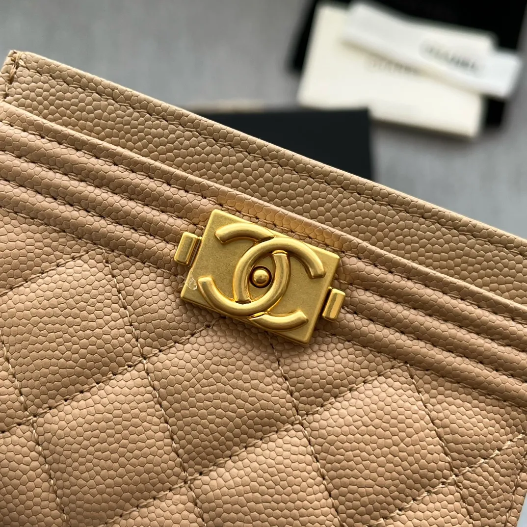 ¥220 [original quality] [with serial code] CHANEL’s new leboy card holder has arrived! The pebbled diamond pattern is very eye-catching! The retro gold buckle has an old-fashioned feel and is very fashionable and retro❤️This small card holder is very cost-effective, and you can also put some change in the three card slots👍Model number: 84431 Size: 11×7.5×1cm