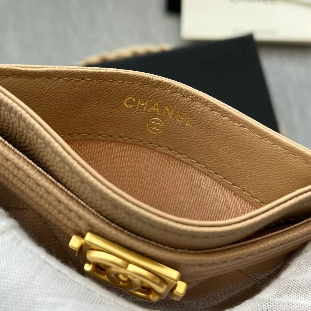¥220 [original quality] [with serial code] CHANEL’s new leboy card holder has arrived! The pebbled diamond pattern is very eye-catching! The retro gold buckle has an old-fashioned feel and is very fashionable and retro❤️This small card holder is very cost-effective, and you can also put some change in the three card slots👍Model number: 84431 Size: 11×7.5×1cm