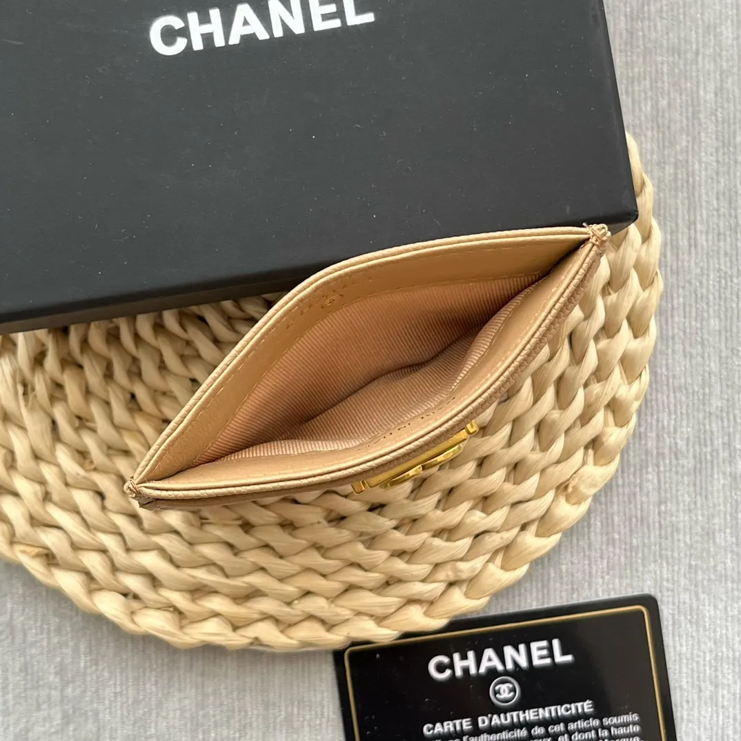 ¥220 [original quality] [with serial code] CHANEL’s new leboy card holder has arrived! The pebbled diamond pattern is very eye-catching! The retro gold buckle has an old-fashioned feel and is very fashionable and retro❤️This small card holder is very cost-effective, and you can also put some change in the three card slots👍Model number: 84431 Size: 11×7.5×1cm
