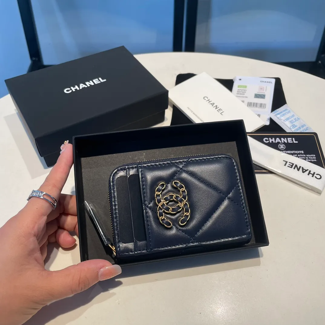 💰320😊Upgraded version💋🆕Ohanel new color🆕The latest zipper card holder with multiple card slots. The texture of goatskin is unparalleled. 😼The 19 series that is mainly recommended this season is a big rhombus with a strong retro style. I want to buy every color🧸 The logo is eye-catching and unique, the goatskin has a faint luster, and the temperament instantly ups and downs❣The fashionable style and style are also jointly created by Karl and Viard. The first series launched by the new artistic director will be a key recommendation of the brand from this year to next year, conveying the essence of the brand, with a full set of packaging 2701🍃size: 7.5*11cm