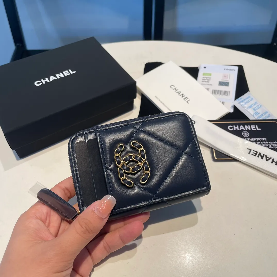 💰320😊Upgraded version💋🆕Ohanel new color🆕The latest zipper card holder with multiple card slots. The texture of goatskin is unparalleled. 😼The 19 series that is mainly recommended this season is a big rhombus with a strong retro style. I want to buy every color🧸 The logo is eye-catching and unique, the goatskin has a faint luster, and the temperament instantly ups and downs❣The fashionable style and style are also jointly created by Karl and Viard. The first series launched by the new artistic director will be a key recommendation of the brand from this year to next year, conveying the essence of the brand, with a full set of packaging 2701🍃size: 7.5*11cm