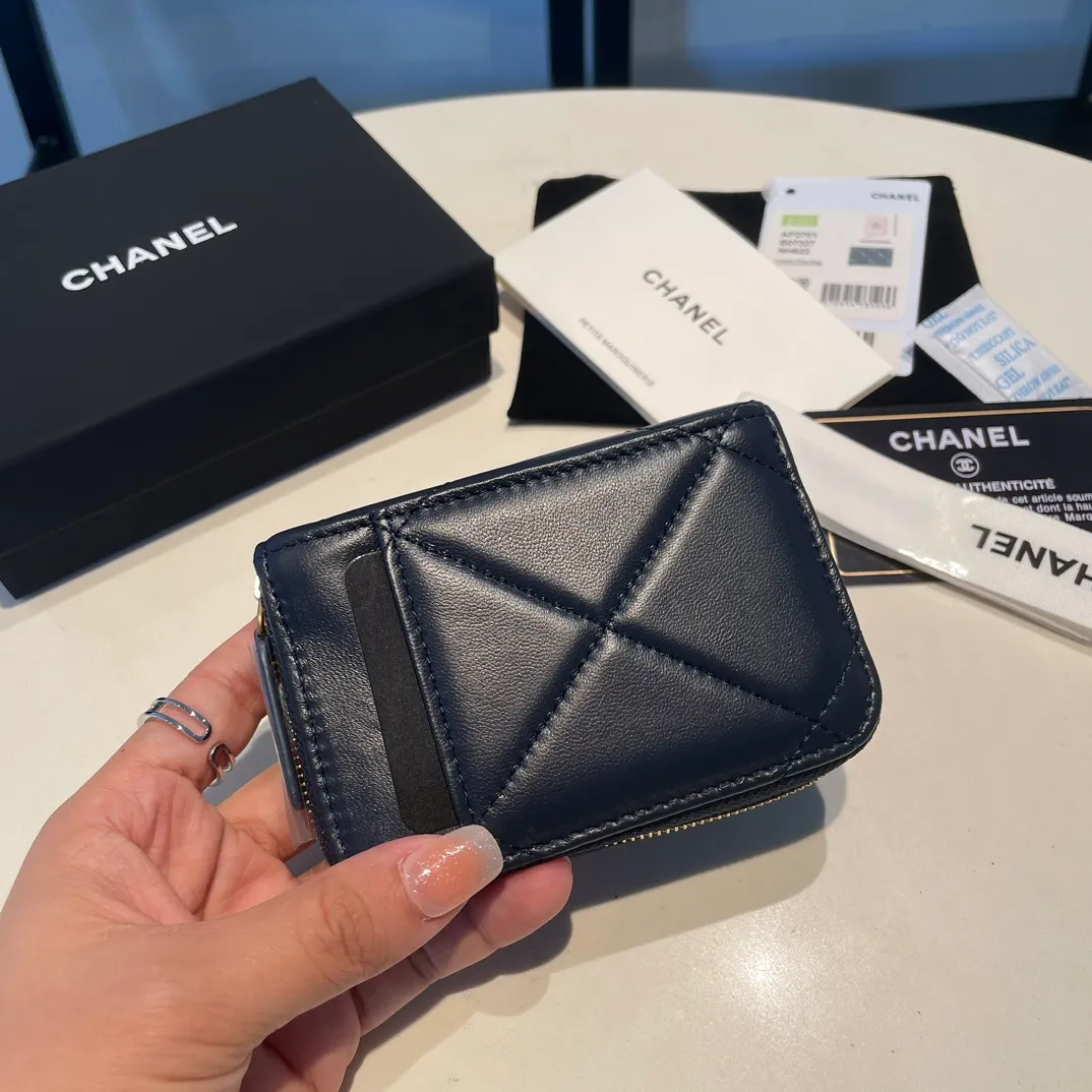 💰320😊Upgraded version💋🆕Ohanel new color🆕The latest zipper card holder with multiple card slots. The texture of goatskin is unparalleled. 😼The 19 series that is mainly recommended this season is a big rhombus with a strong retro style. I want to buy every color🧸 The logo is eye-catching and unique, the goatskin has a faint luster, and the temperament instantly ups and downs❣The fashionable style and style are also jointly created by Karl and Viard. The first series launched by the new artistic director will be a key recommendation of the brand from this year to next year, conveying the essence of the brand, with a full set of packaging 2701🍃size: 7.5*11cm