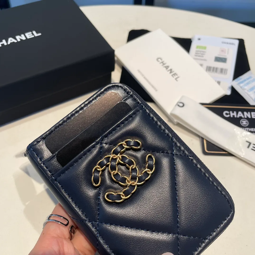 💰320😊Upgraded version💋🆕Ohanel new color🆕The latest zipper card holder with multiple card slots. The texture of goatskin is unparalleled. 😼The 19 series that is mainly recommended this season is a big rhombus with a strong retro style. I want to buy every color🧸 The logo is eye-catching and unique, the goatskin has a faint luster, and the temperament instantly ups and downs❣The fashionable style and style are also jointly created by Karl and Viard. The first series launched by the new artistic director will be a key recommendation of the brand from this year to next year, conveying the essence of the brand, with a full set of packaging 2701🍃size: 7.5*11cm