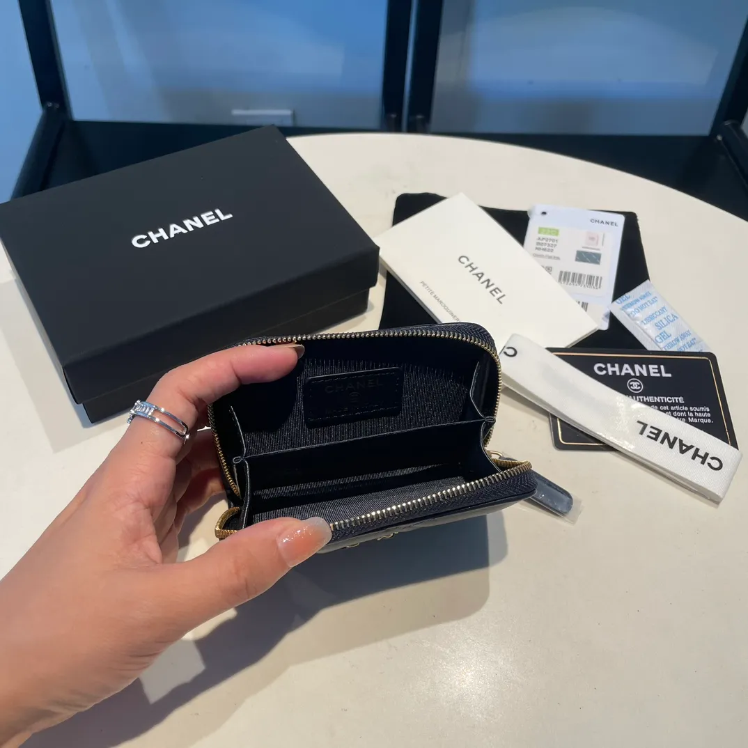 💰320😊Upgraded version💋🆕Ohanel new color🆕The latest zipper card holder with multiple card slots. The texture of goatskin is unparalleled. 😼The 19 series that is mainly recommended this season is a big rhombus with a strong retro style. I want to buy every color🧸 The logo is eye-catching and unique, the goatskin has a faint luster, and the temperament instantly ups and downs❣The fashionable style and style are also jointly created by Karl and Viard. The first series launched by the new artistic director will be a key recommendation of the brand from this year to next year, conveying the essence of the brand, with a full set of packaging 2701🍃size: 7.5*11cm