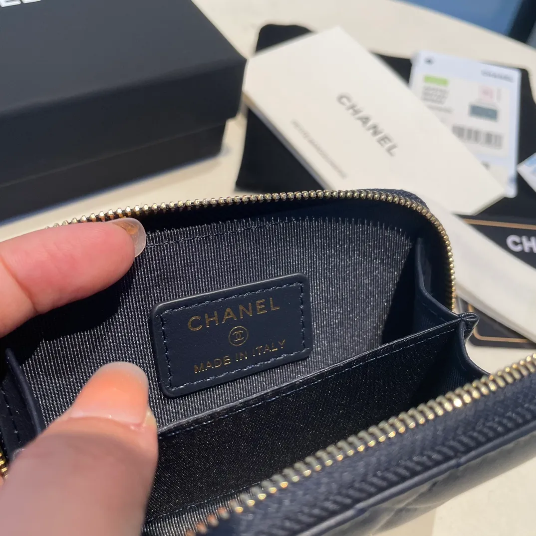💰320😊Upgraded version💋🆕Ohanel new color🆕The latest zipper card holder with multiple card slots. The texture of goatskin is unparalleled. 😼The 19 series that is mainly recommended this season is a big rhombus with a strong retro style. I want to buy every color🧸 The logo is eye-catching and unique, the goatskin has a faint luster, and the temperament instantly ups and downs❣The fashionable style and style are also jointly created by Karl and Viard. The first series launched by the new artistic director will be a key recommendation of the brand from this year to next year, conveying the essence of the brand, with a full set of packaging 2701🍃size: 7.5*11cm