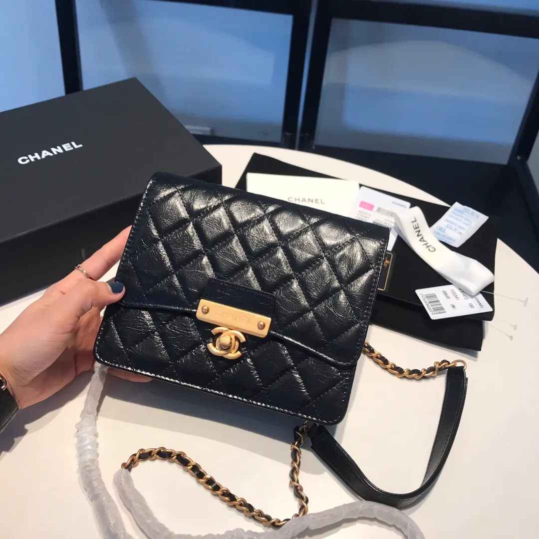 💰940😊Upgraded version💋Ready to buy the latest Chanel🆕Imported oil wax cowhide series retro metal lock with the latest hangtag💋New product🆕 Xiangjia square wallet on chain #新Woc innovative version, classic rhombus pattern Small and exquisite chain bag🉑Can be casual or formal, versatile king 💁🏻Newly revised lock design➕Two compartments➕There are 8 card slots in the front and rear compartments. 7p can accommodate mini organ design [color][color] Awesome 81410🍃size: 17cm