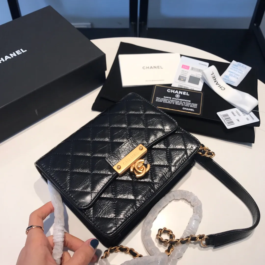 💰940😊Upgraded version💋Ready to buy the latest Chanel🆕Imported oil wax cowhide series retro metal lock with the latest hangtag💋New product🆕 Xiangjia square wallet on chain #新Woc innovative version, classic rhombus pattern Small and exquisite chain bag🉑Can be casual or formal, versatile king 💁🏻Newly revised lock design➕Two compartments➕There are 8 card slots in the front and rear compartments. 7p can accommodate mini organ design [color][color] Awesome 81410🍃size: 17cm
