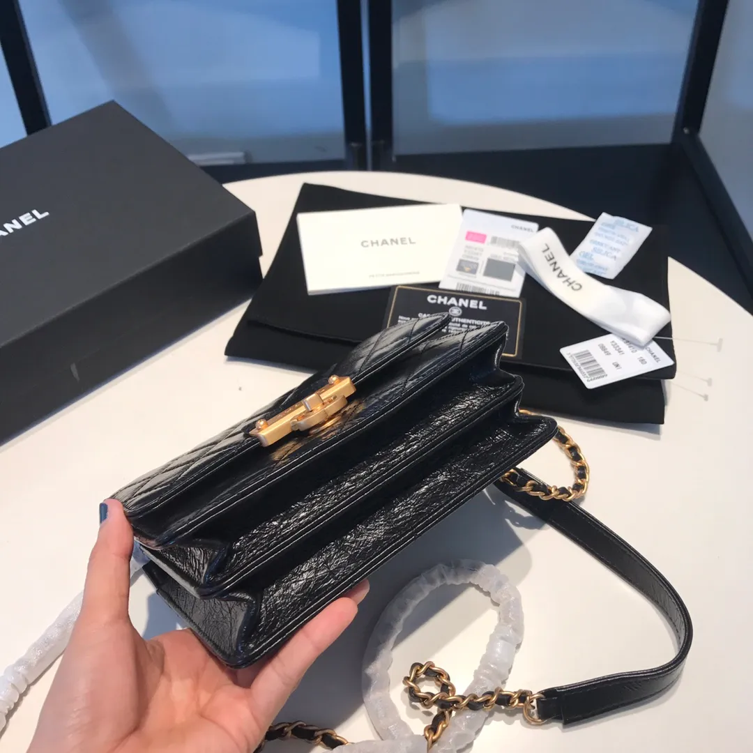 💰940😊Upgraded version💋Ready to buy the latest Chanel🆕Imported oil wax cowhide series retro metal lock with the latest hangtag💋New product🆕 Xiangjia square wallet on chain #新Woc innovative version, classic rhombus pattern Small and exquisite chain bag🉑Can be casual or formal, versatile king 💁🏻Newly revised lock design➕Two compartments➕There are 8 card slots in the front and rear compartments. 7p can accommodate mini organ design [color][color] Awesome 81410🍃size: 17cm