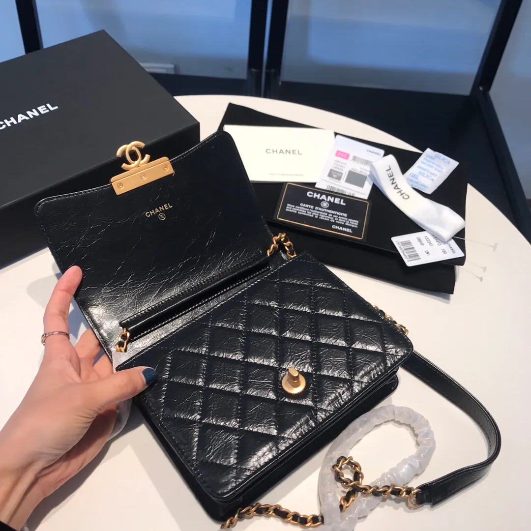 💰940😊Upgraded version💋Ready to buy the latest Chanel🆕Imported oil wax cowhide series retro metal lock with the latest hangtag💋New product🆕 Xiangjia square wallet on chain #新Woc innovative version, classic rhombus pattern Small and exquisite chain bag🉑Can be casual or formal, versatile king 💁🏻Newly revised lock design➕Two compartments➕There are 8 card slots in the front and rear compartments. 7p can accommodate mini organ design [color][color] Awesome 81410🍃size: 17cm
