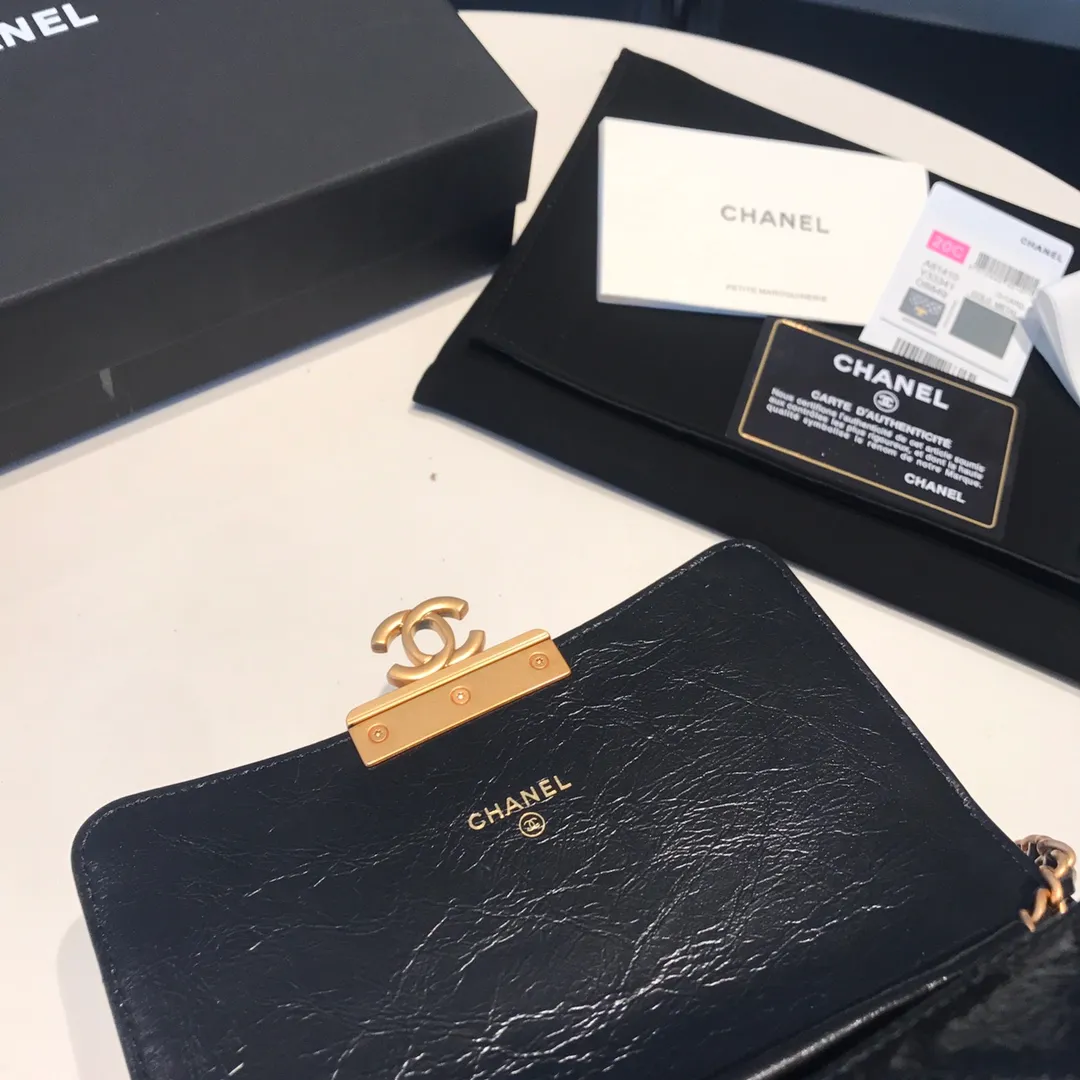 💰940😊Upgraded version💋Ready to buy the latest Chanel🆕Imported oil wax cowhide series retro metal lock with the latest hangtag💋New product🆕 Xiangjia square wallet on chain #新Woc innovative version, classic rhombus pattern Small and exquisite chain bag🉑Can be casual or formal, versatile king 💁🏻Newly revised lock design➕Two compartments➕There are 8 card slots in the front and rear compartments. 7p can accommodate mini organ design [color][color] Awesome 81410🍃size: 17cm