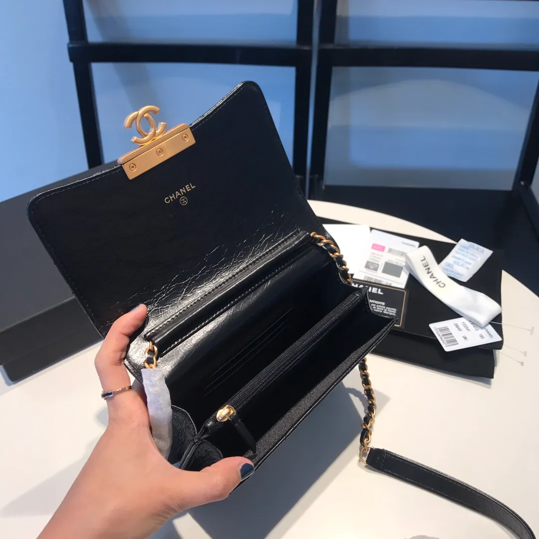 💰940😊Upgraded version💋Ready to buy the latest Chanel🆕Imported oil wax cowhide series retro metal lock with the latest hangtag💋New product🆕 Xiangjia square wallet on chain #新Woc innovative version, classic rhombus pattern Small and exquisite chain bag🉑Can be casual or formal, versatile king 💁🏻Newly revised lock design➕Two compartments➕There are 8 card slots in the front and rear compartments. 7p can accommodate mini organ design [color][color] Awesome 81410🍃size: 17cm