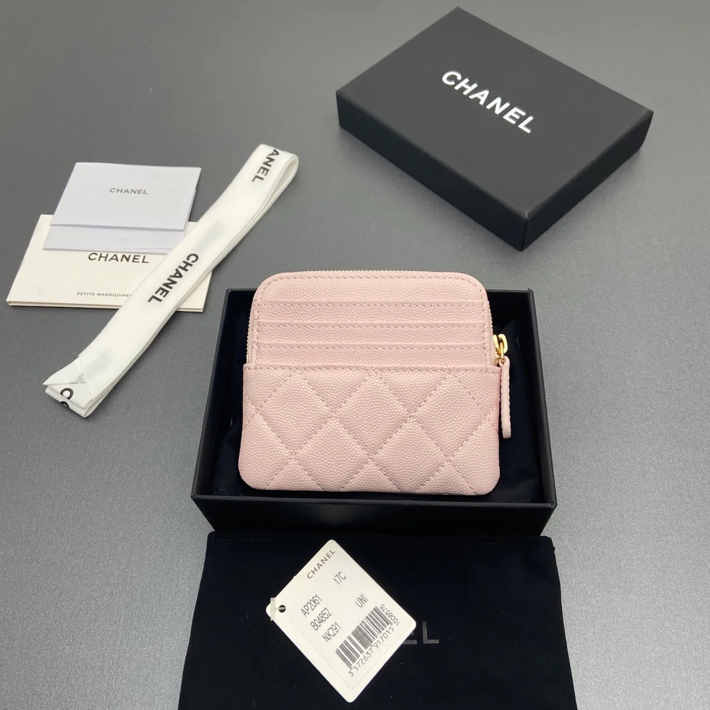 [Special grade hardware original leather] ¥380 Xiaoxiang small zipper bag card holder series Quilted card holder/wallet with iconic metal logo Gold tone metal hardware, special Italian imported leather 5 card slots, 1 small zipper bag No.: 2061 Light pink thin ball light gold hardware Size: w11.5×h10×d2cm
