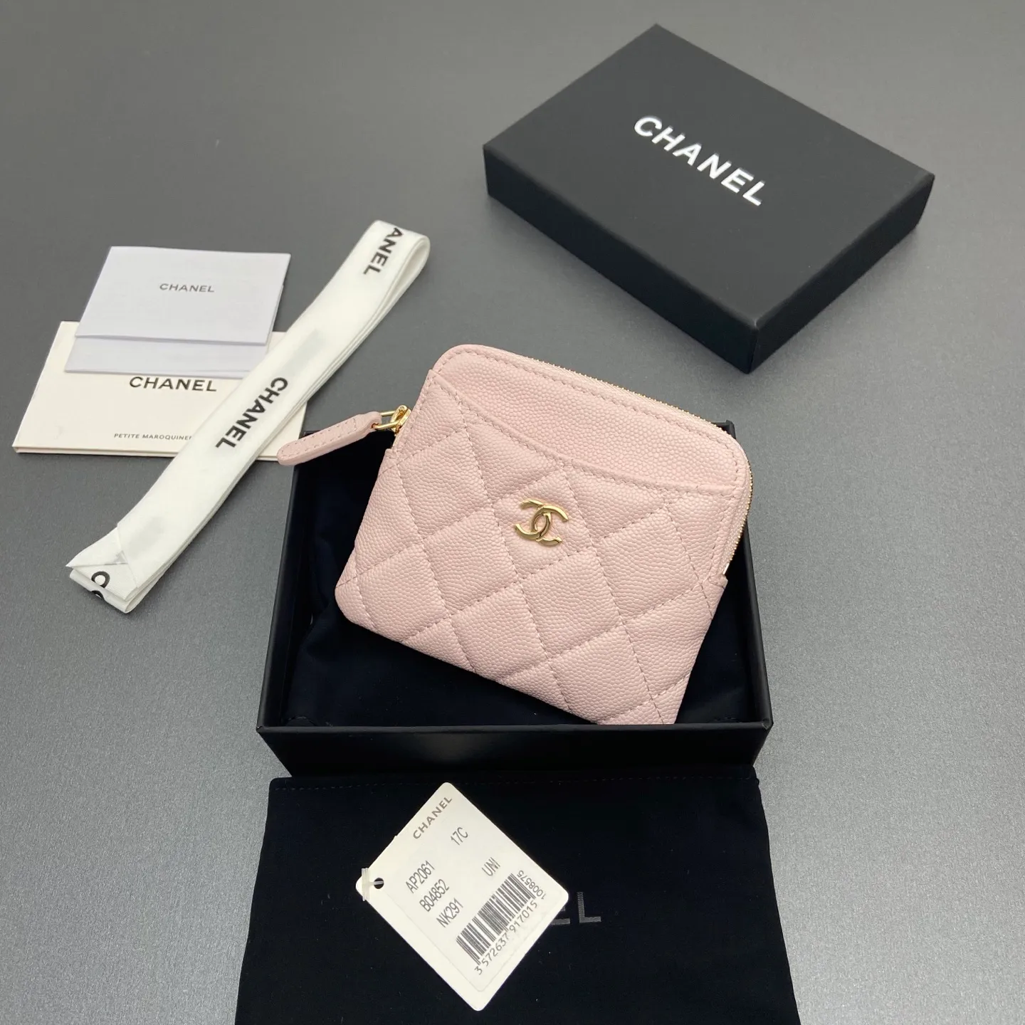 [Special grade hardware original leather] ¥380 Xiaoxiang small zipper bag card holder series Quilted card holder/wallet with iconic metal logo Gold tone metal hardware, special Italian imported leather 5 card slots, 1 small zipper bag No.: 2061 Light pink thin ball light gold hardware Size: w11.5×h10×d2cm
