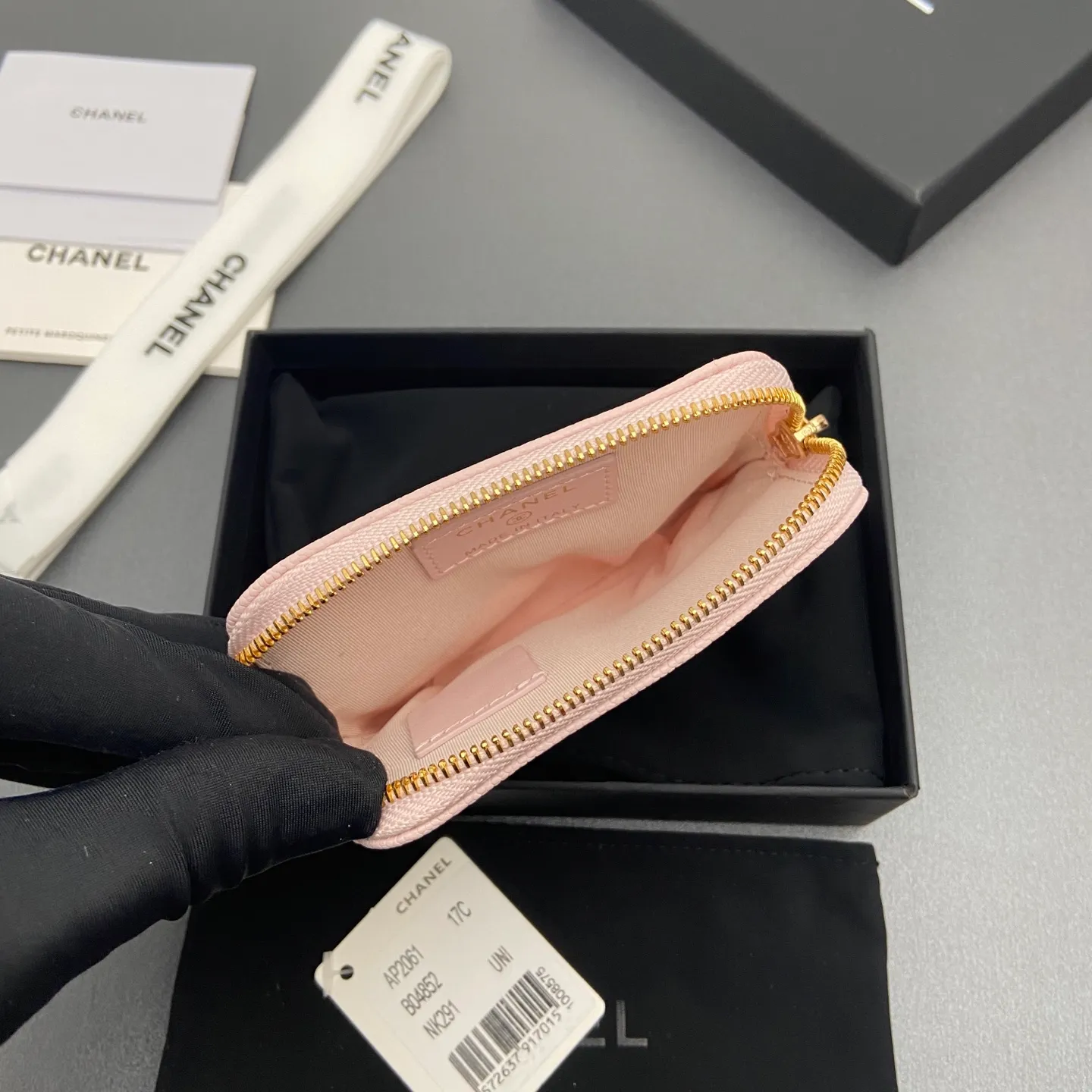[Special grade hardware original leather] ¥380 Xiaoxiang small zipper bag card holder series Quilted card holder/wallet with iconic metal logo Gold tone metal hardware, special Italian imported leather 5 card slots, 1 small zipper bag No.: 2061 Light pink thin ball light gold hardware Size: w11.5×h10×d2cm