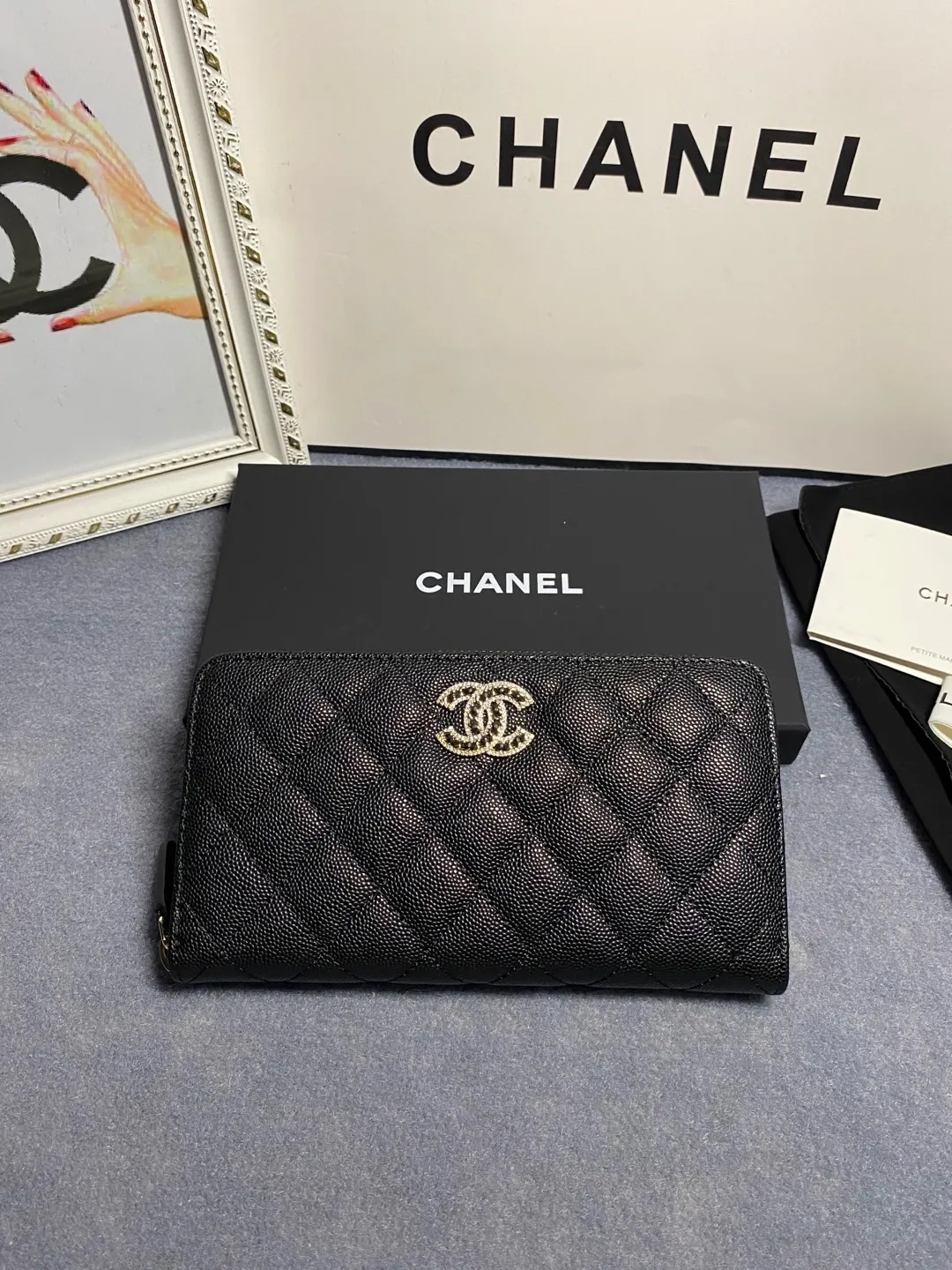 22 new styles. CHANEL. Zippered long clip wallet has arrived❤️Top-layer cowhide with new luogo, the same design surrounded by diamonds on the side of the leather❤️The details are so beautiful❤️Model number Ap5478B size 10*19.5*2.5cm💰560