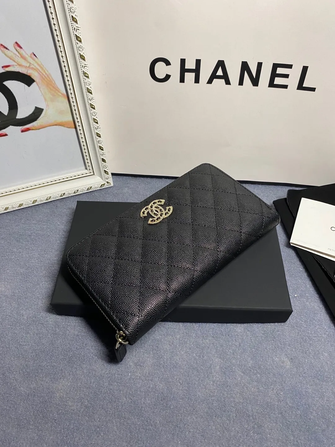 22 new styles. CHANEL. Zippered long clip wallet has arrived❤️Top-layer cowhide with new luogo, the same design surrounded by diamonds on the side of the leather❤️The details are so beautiful❤️Model number Ap5478B size 10*19.5*2.5cm💰560