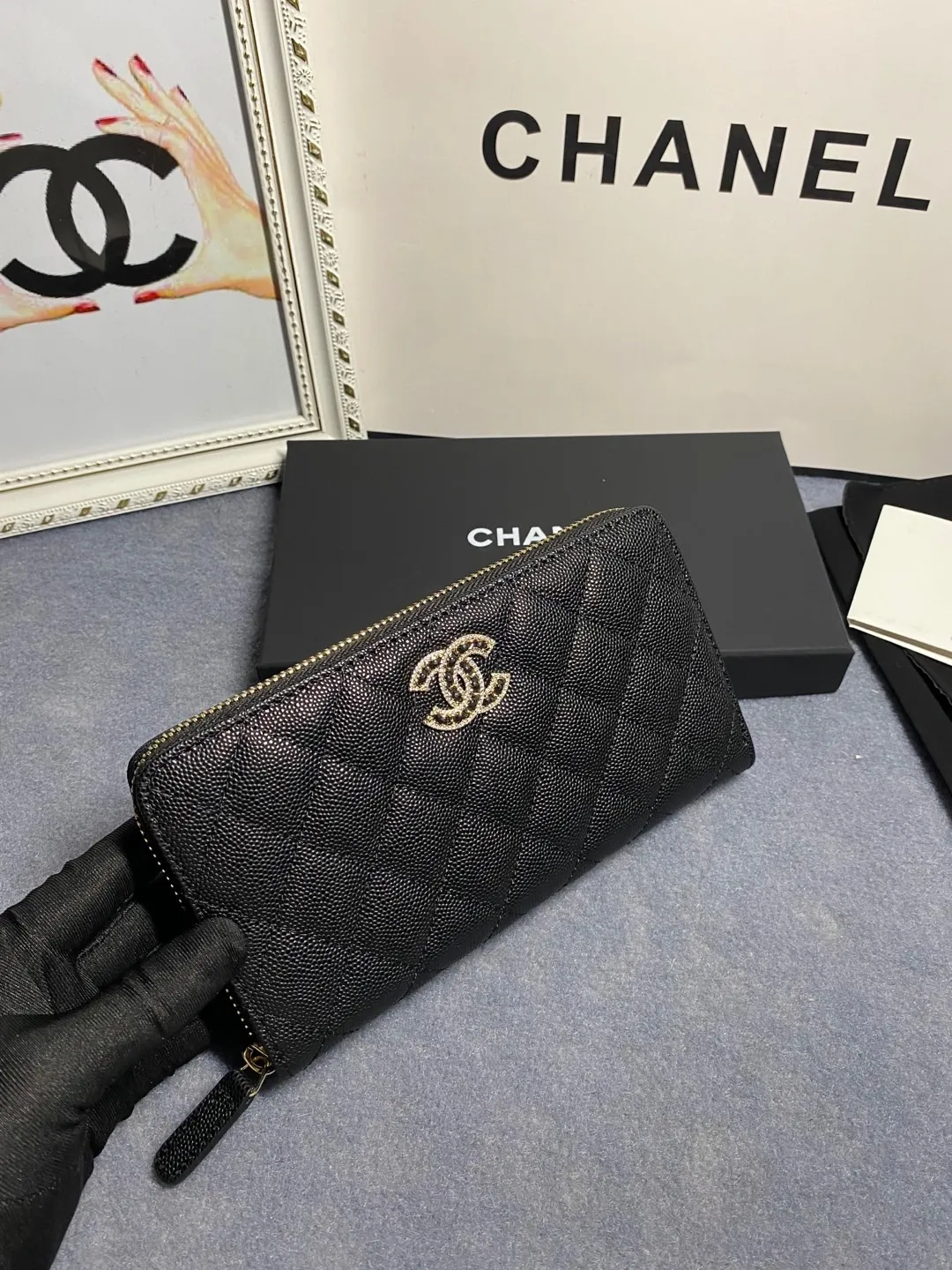 22 new styles. CHANEL. Zippered long clip wallet has arrived❤️Top-layer cowhide with new luogo, the same design surrounded by diamonds on the side of the leather❤️The details are so beautiful❤️Model number Ap5478B size 10*19.5*2.5cm💰560