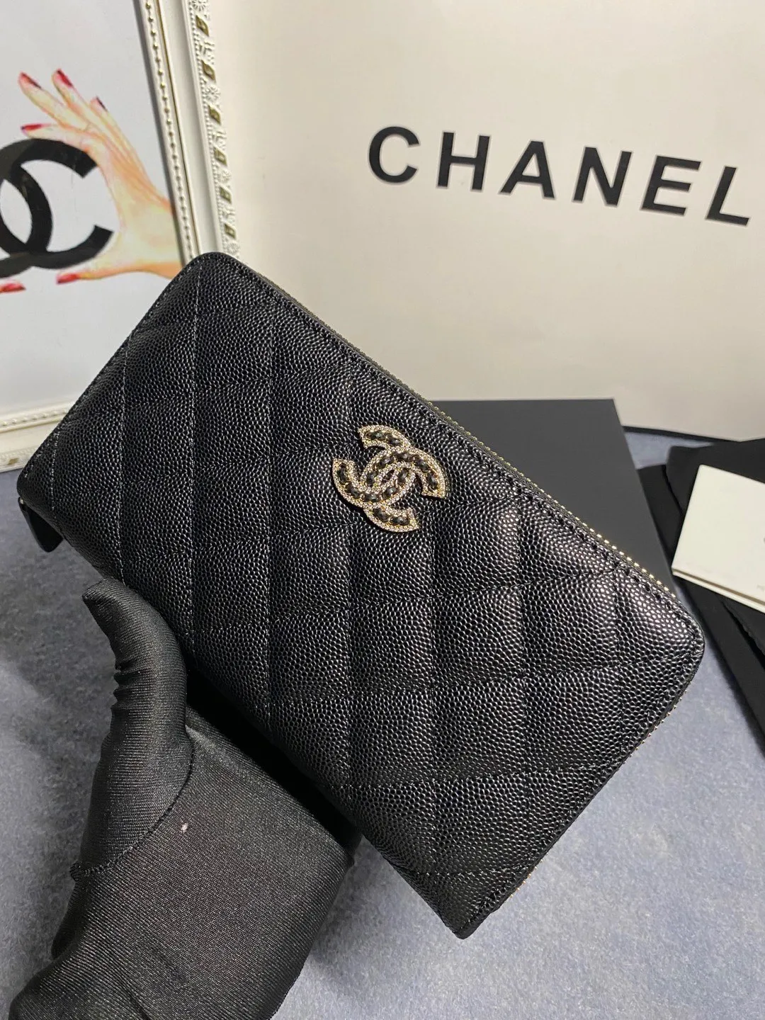 22 new styles. CHANEL. Zippered long clip wallet has arrived❤️Top-layer cowhide with new luogo, the same design surrounded by diamonds on the side of the leather❤️The details are so beautiful❤️Model number Ap5478B size 10*19.5*2.5cm💰560