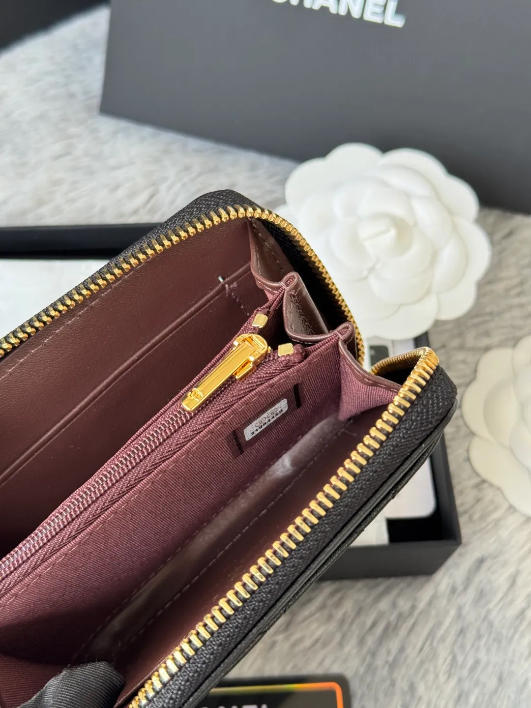 Medium size 💰360💰 finally arrived, chanel 25c oversized zipper bag with zipper inside. First place to eat melon. Large black gold cow coin purse with inner zipper. Made of caviar cowhide. Ginza sa is great. Enthusiastic and patient. I picked up a bunch of black gold card holders. There are several popular coin purses. I went for the L-shaped zipper coin purse. I tried it on the spot. My nails are a little difficult to insert cards. The 25c model is enlarged and looks great. The upgraded version is very practical. Buy it quickly! chanel25c chanel coin purse chanel card holder card holder recommended zipper coin purse chanel number: 3686 (0112) 25c size: 12*5cmx8cmx2cm