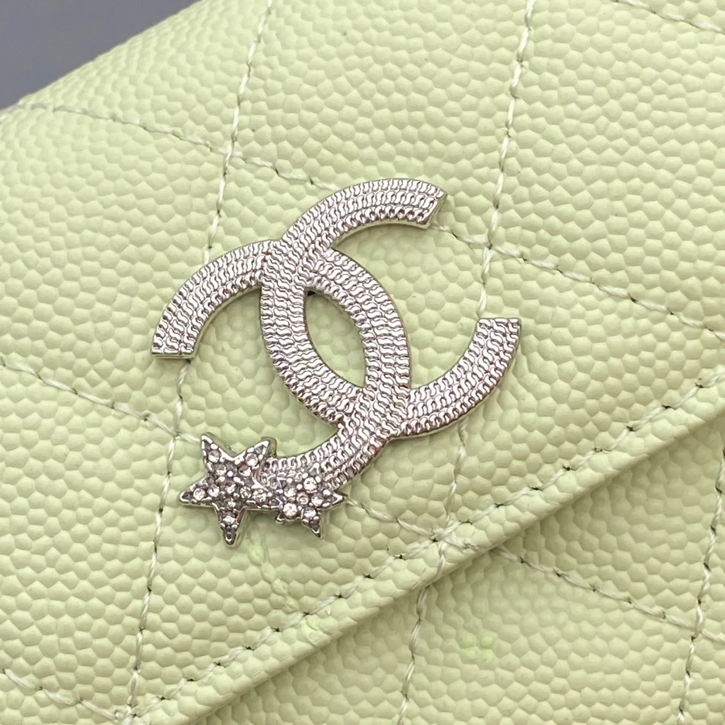 25b new series caviar cowhide with stars ⭐logo shiny blingblibg~card holder series item number: A 4812 price: 340 size: w11×h7cm color: 'light edge color fine ball pattern silver star hardware