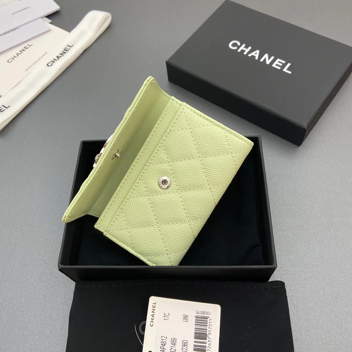 25b new series caviar cowhide with stars ⭐logo shiny blingblibg~card holder series item number: A 4812 price: 340 size: w11×h7cm color: 'light edge color fine ball pattern silver star hardware