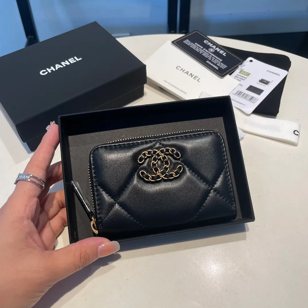 💰300😊 Upgraded version💋🆕 Ohanel new color🆕The latest zipper card holder, the texture of goatskin is invincible 😼The 19 series mainly promoted this season is the big rhombus, with a strong retro style👝Is there anyone who wants to buy each color🧸 The logo is eye-catching and unique, the goatskin has a light luster, and the temperament instantly ups and downs❣The fashionable style and style are also jointly created by Karl and Viard. The first series launched by the new artistic director will be a key recommendation of the brand from this year to next year, conveying the essence of the brand, with a full set of packaging 0945🍃size: 11.5*8cm