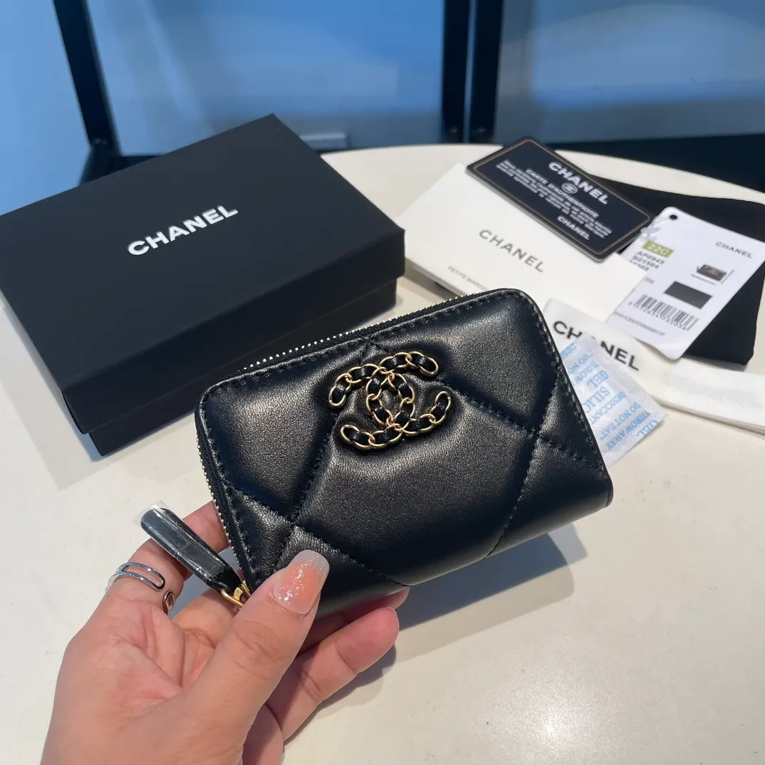 💰300😊 Upgraded version💋🆕 Ohanel new color🆕The latest zipper card holder, the texture of goatskin is invincible 😼The 19 series mainly promoted this season is the big rhombus, with a strong retro style👝Is there anyone who wants to buy each color🧸 The logo is eye-catching and unique, the goatskin has a light luster, and the temperament instantly ups and downs❣The fashionable style and style are also jointly created by Karl and Viard. The first series launched by the new artistic director will be a key recommendation of the brand from this year to next year, conveying the essence of the brand, with a full set of packaging 0945🍃size: 11.5*8cm