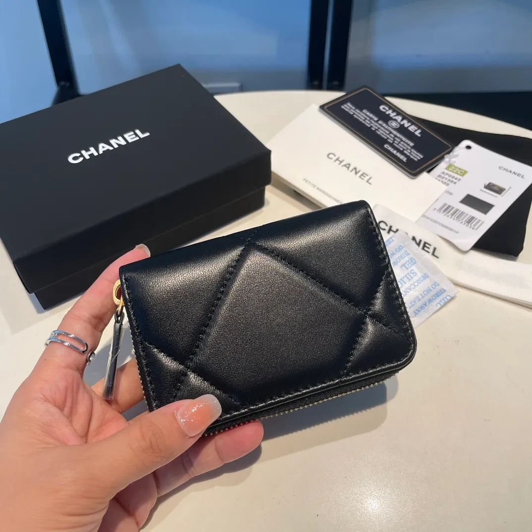 💰300😊 Upgraded version💋🆕 Ohanel new color🆕The latest zipper card holder, the texture of goatskin is invincible 😼The 19 series mainly promoted this season is the big rhombus, with a strong retro style👝Is there anyone who wants to buy each color🧸 The logo is eye-catching and unique, the goatskin has a light luster, and the temperament instantly ups and downs❣The fashionable style and style are also jointly created by Karl and Viard. The first series launched by the new artistic director will be a key recommendation of the brand from this year to next year, conveying the essence of the brand, with a full set of packaging 0945🍃size: 11.5*8cm