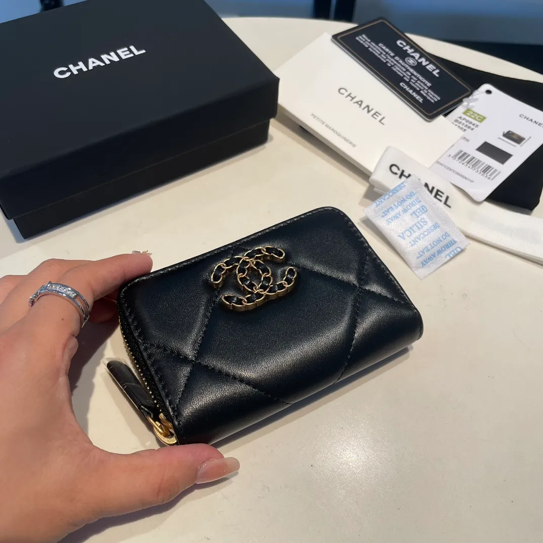 💰300😊 Upgraded version💋🆕 Ohanel new color🆕The latest zipper card holder, the texture of goatskin is invincible 😼The 19 series mainly promoted this season is the big rhombus, with a strong retro style👝Is there anyone who wants to buy each color🧸 The logo is eye-catching and unique, the goatskin has a light luster, and the temperament instantly ups and downs❣The fashionable style and style are also jointly created by Karl and Viard. The first series launched by the new artistic director will be a key recommendation of the brand from this year to next year, conveying the essence of the brand, with a full set of packaging 0945🍃size: 11.5*8cm
