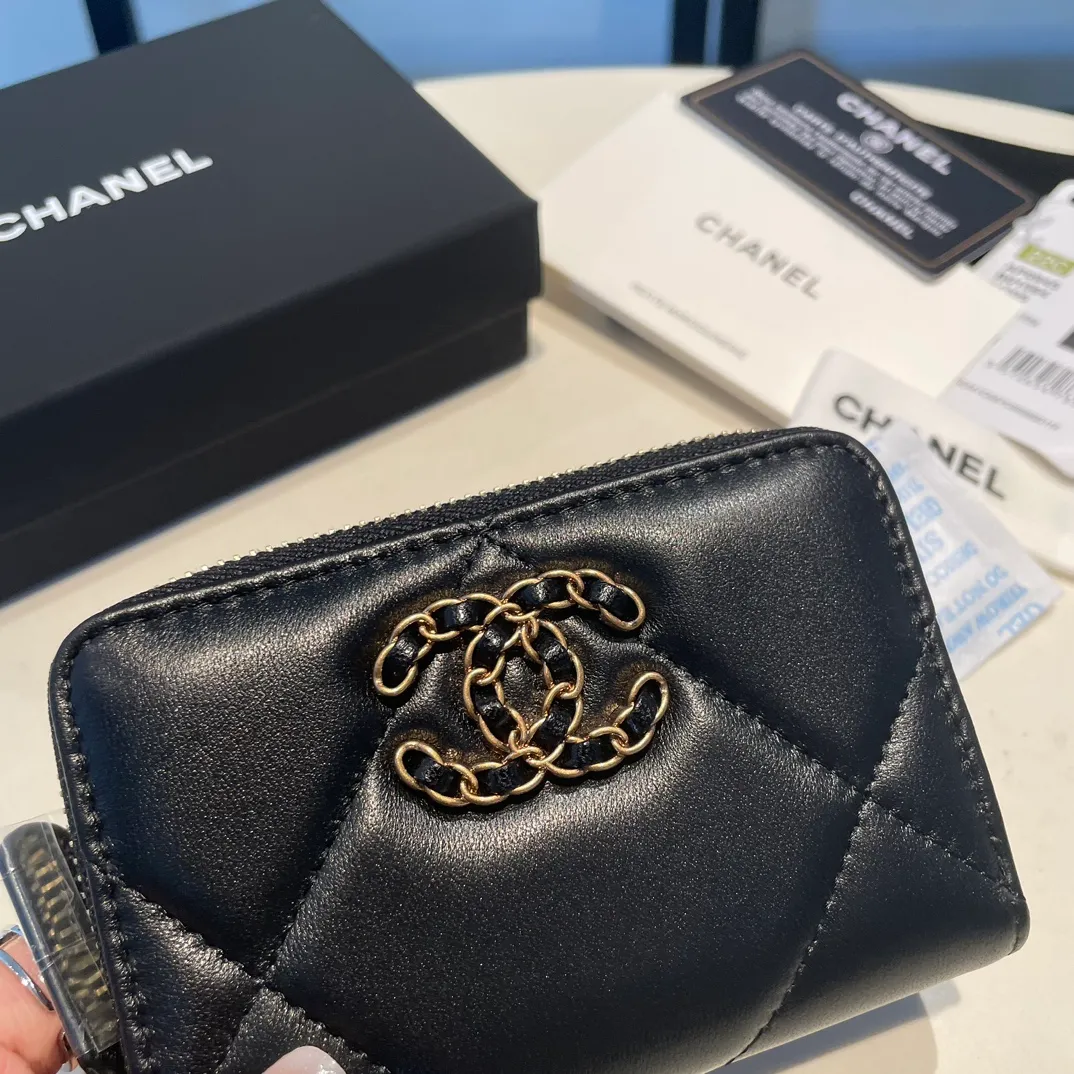 💰300😊 Upgraded version💋🆕 Ohanel new color🆕The latest zipper card holder, the texture of goatskin is invincible 😼The 19 series mainly promoted this season is the big rhombus, with a strong retro style👝Is there anyone who wants to buy each color🧸 The logo is eye-catching and unique, the goatskin has a light luster, and the temperament instantly ups and downs❣The fashionable style and style are also jointly created by Karl and Viard. The first series launched by the new artistic director will be a key recommendation of the brand from this year to next year, conveying the essence of the brand, with a full set of packaging 0945🍃size: 11.5*8cm