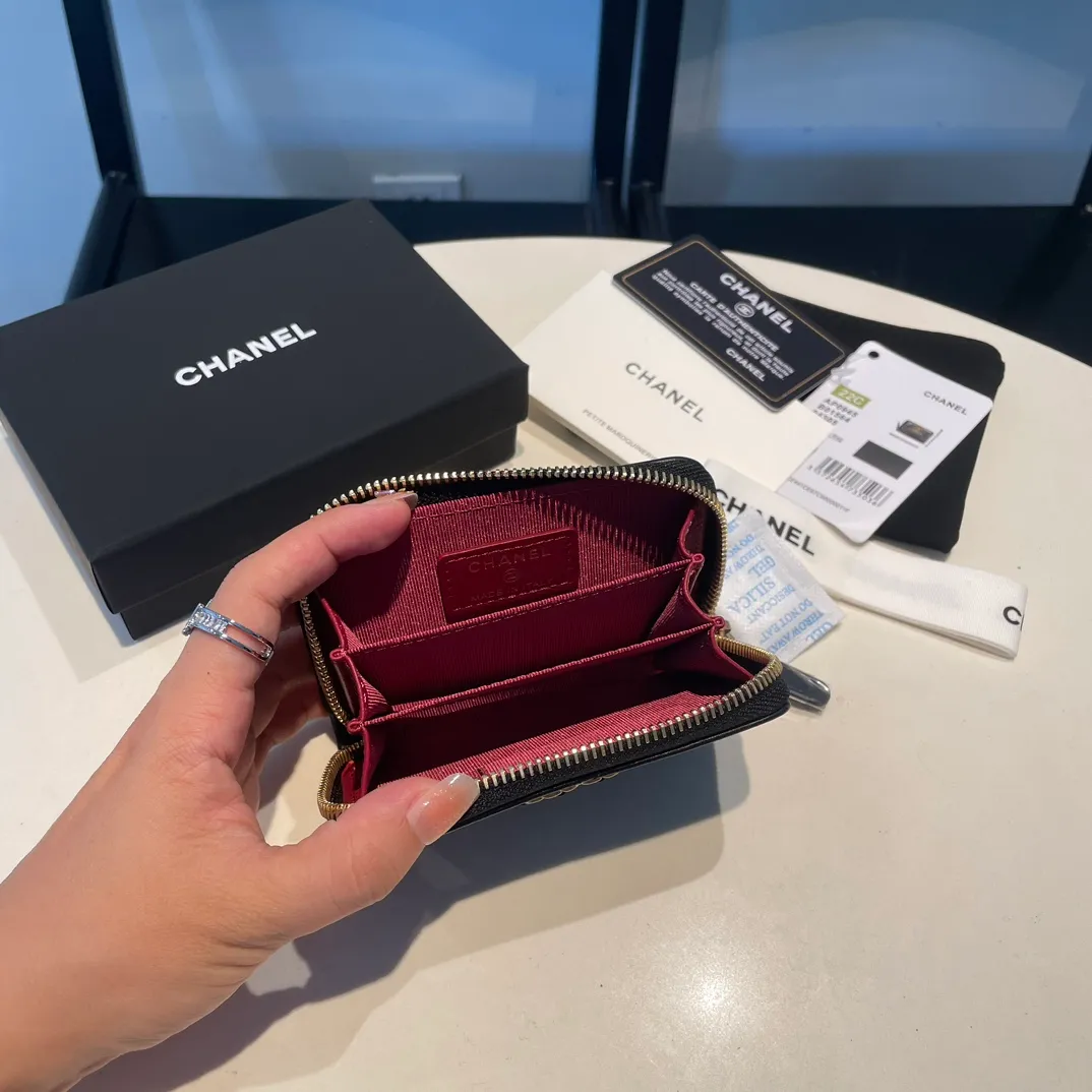 💰300😊 Upgraded version💋🆕 Ohanel new color🆕The latest zipper card holder, the texture of goatskin is invincible 😼The 19 series mainly promoted this season is the big rhombus, with a strong retro style👝Is there anyone who wants to buy each color🧸 The logo is eye-catching and unique, the goatskin has a light luster, and the temperament instantly ups and downs❣The fashionable style and style are also jointly created by Karl and Viard. The first series launched by the new artistic director will be a key recommendation of the brand from this year to next year, conveying the essence of the brand, with a full set of packaging 0945🍃size: 11.5*8cm