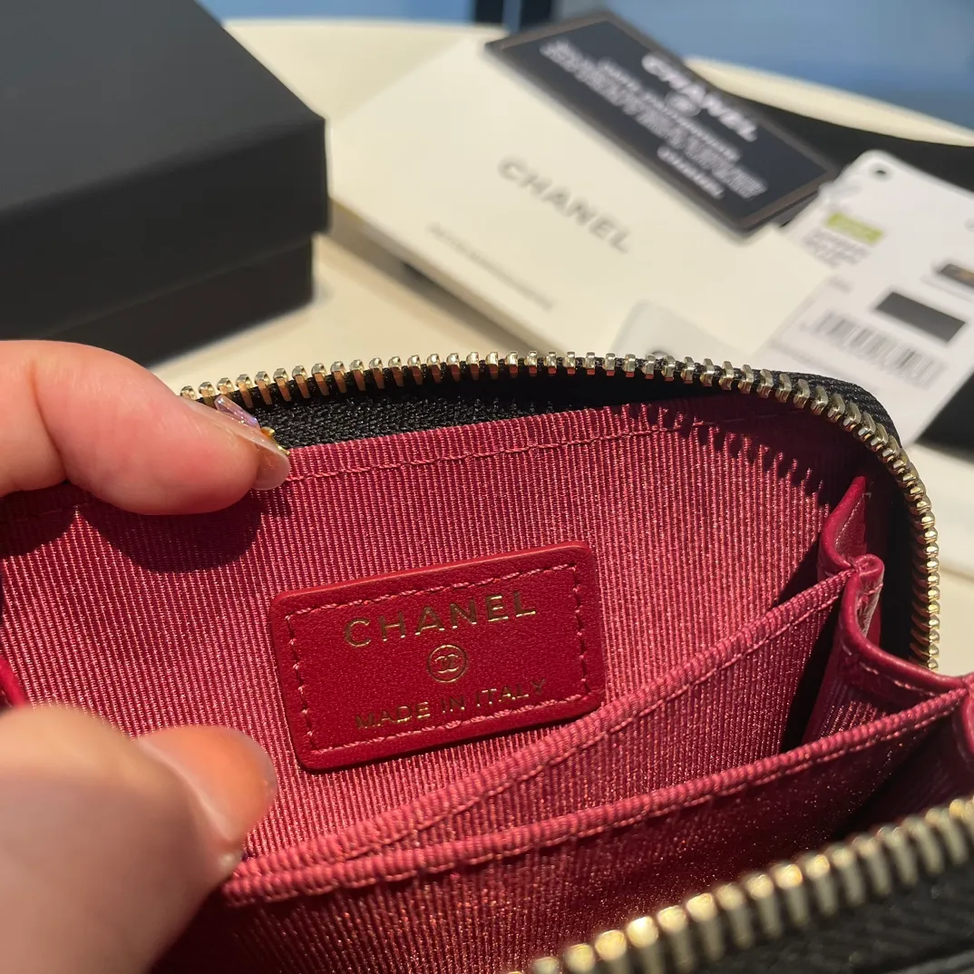 💰300😊 Upgraded version💋🆕 Ohanel new color🆕The latest zipper card holder, the texture of goatskin is invincible 😼The 19 series mainly promoted this season is the big rhombus, with a strong retro style👝Is there anyone who wants to buy each color🧸 The logo is eye-catching and unique, the goatskin has a light luster, and the temperament instantly ups and downs❣The fashionable style and style are also jointly created by Karl and Viard. The first series launched by the new artistic director will be a key recommendation of the brand from this year to next year, conveying the essence of the brand, with a full set of packaging 0945🍃size: 11.5*8cm