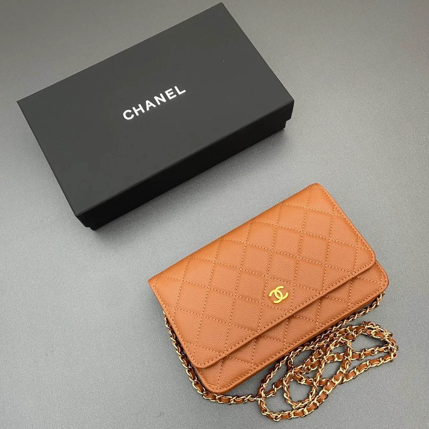 Xiaoxiang imported Italian caviar cowhide Item No.: A0250 Price: 640 Size: w20×h13×d3.5cm Color: Fine ball pattern steel mark