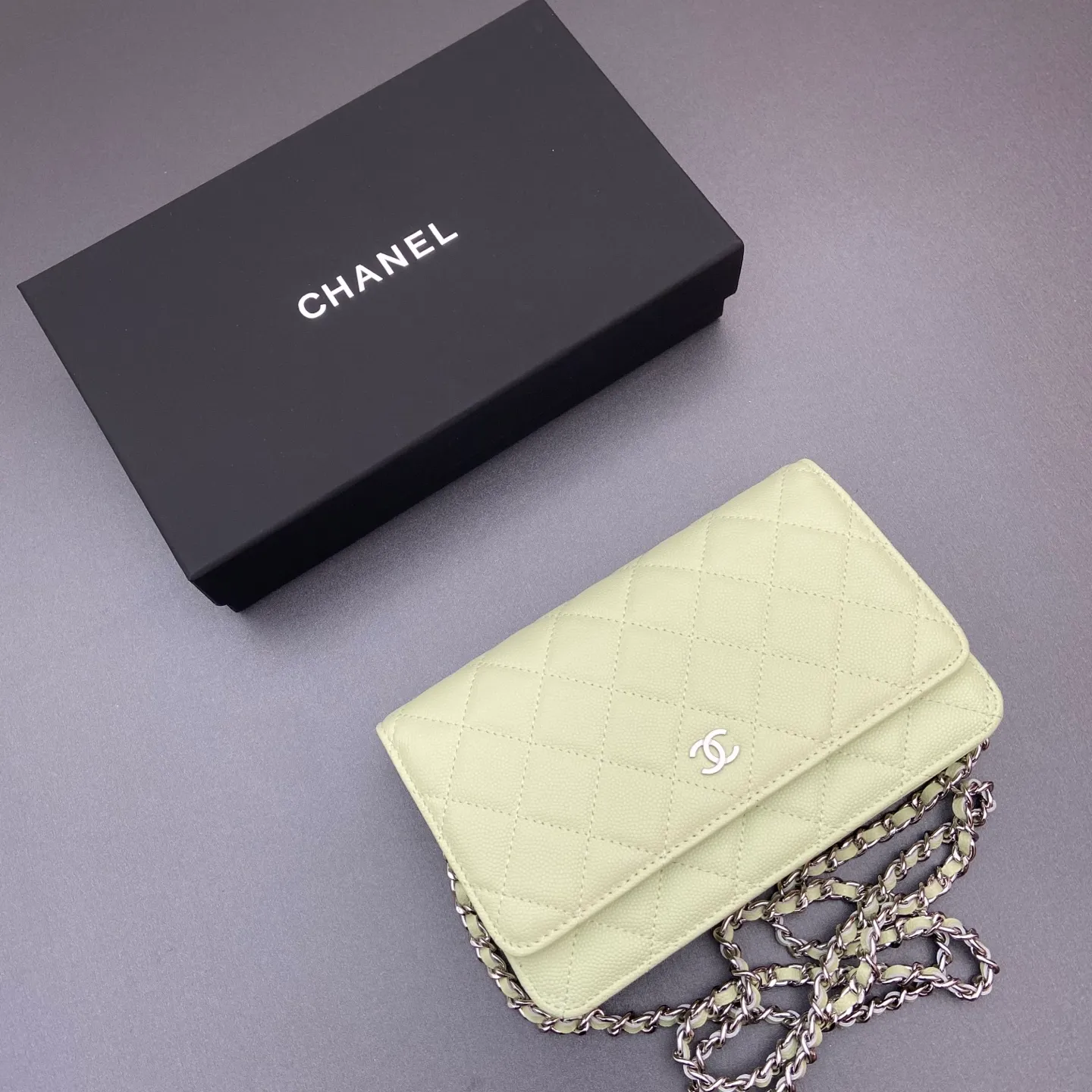 Xiaoxiang imported Italian caviar cowhide Item No.: A0250 Price: 640 Size: w20×h13×d3.5cm Color: Fine ball pattern steel mark