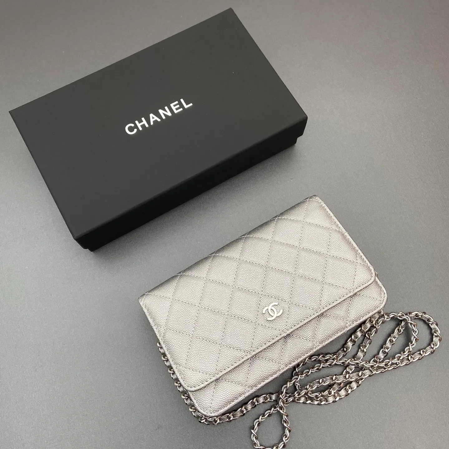Xiaoxiang imported Italian caviar cowhide Item No.: A0250 Price: 640 Size: w20×h13×d3.5cm Color: Fine ball pattern steel mark