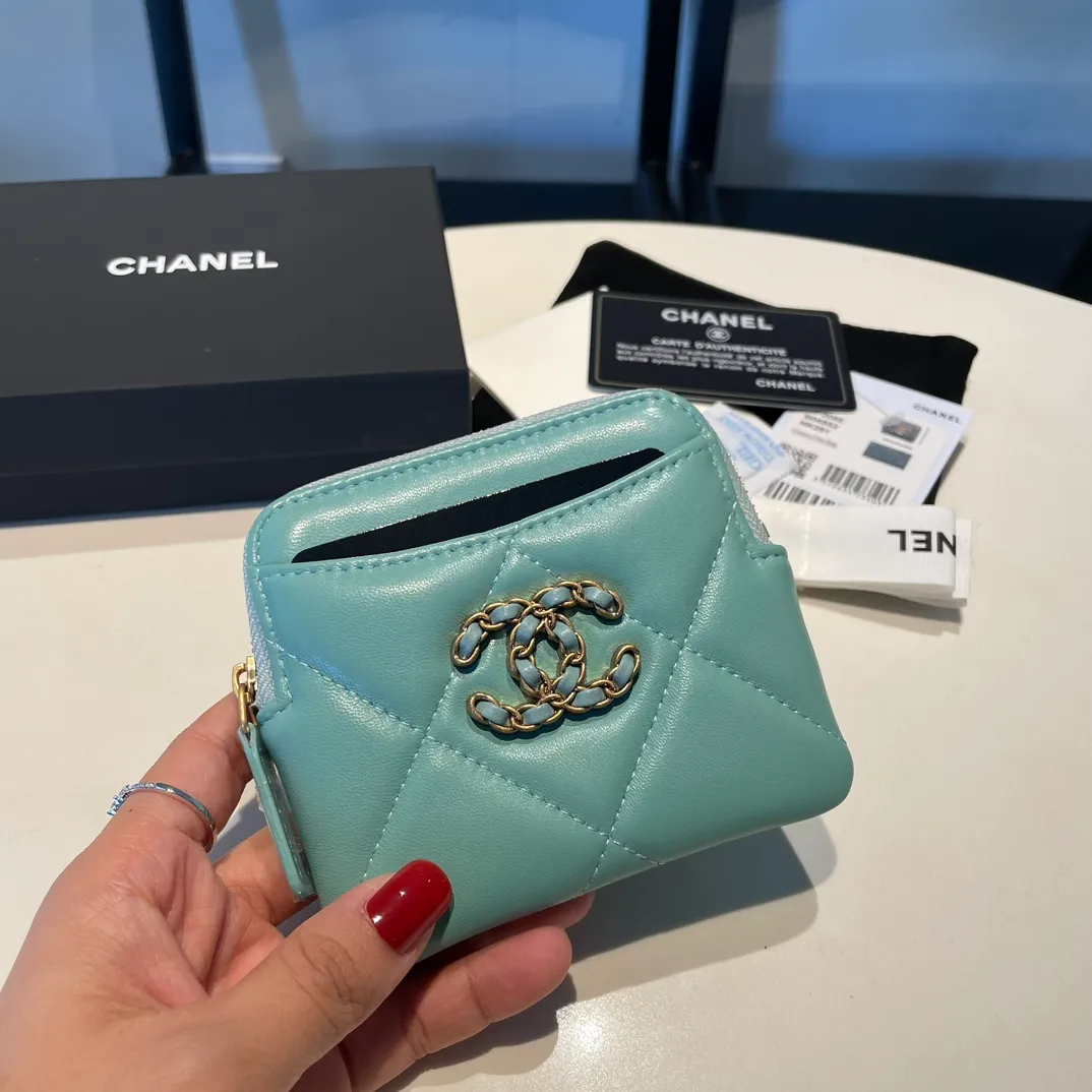 💰440😊Upgraded version💋🆕Ohanel new color🆕The latest zipper card holder coin purse with multiple card slots. The texture of goatskin is unparalleled. 😼The 19 series that is mainly recommended this season is a big rhombus with a strong retro style. Is there anyone who wants to buy every color?🧸 The logo is eye-catching and unique, the goatskin has a faint luster, and the temperament instantly ups and downs❣The fashionable style and style are also co-created by Karl and Viard. The first series launched by the new artistic director will be a key recommendation of the brand from this year to next year, conveying the essence of the brand, with a full set of packaging 2086🍃size: 12*9.5cm
