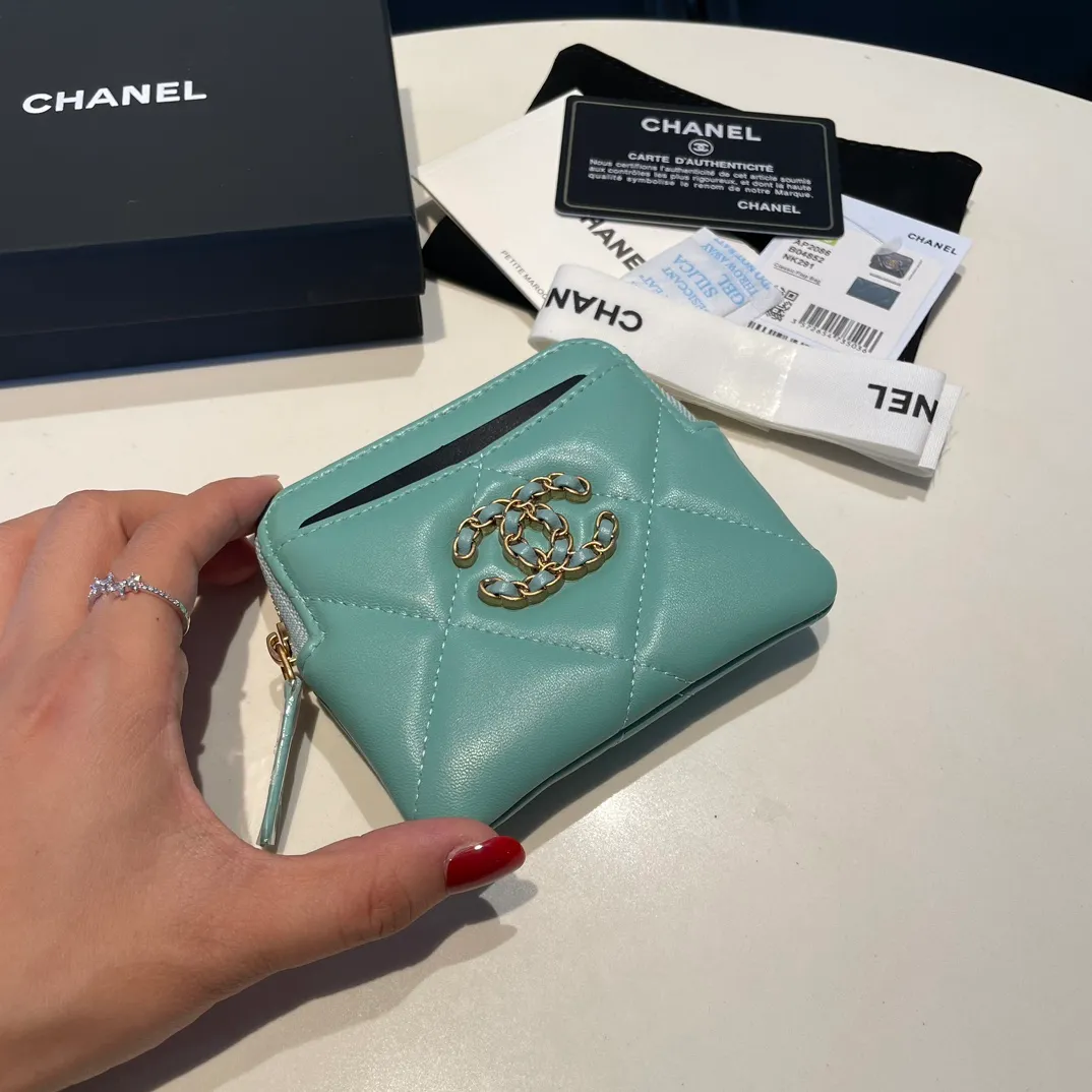 💰440😊Upgraded version💋🆕Ohanel new color🆕The latest zipper card holder coin purse with multiple card slots. The texture of goatskin is unparalleled. 😼The 19 series that is mainly recommended this season is a big rhombus with a strong retro style. Is there anyone who wants to buy every color?🧸 The logo is eye-catching and unique, the goatskin has a faint luster, and the temperament instantly ups and downs❣The fashionable style and style are also co-created by Karl and Viard. The first series launched by the new artistic director will be a key recommendation of the brand from this year to next year, conveying the essence of the brand, with a full set of packaging 2086🍃size: 12*9.5cm