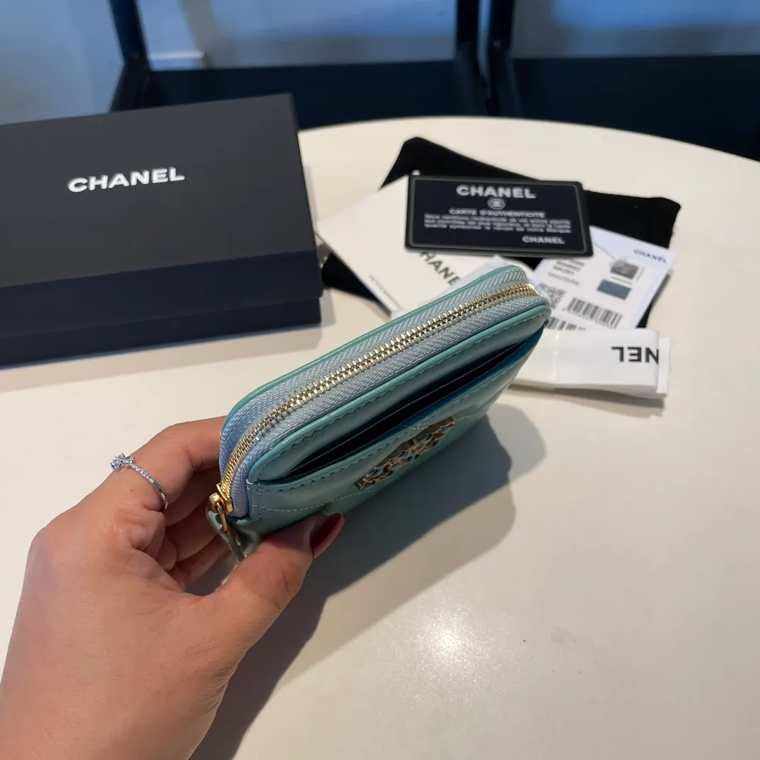 💰440😊Upgraded version💋🆕Ohanel new color🆕The latest zipper card holder coin purse with multiple card slots. The texture of goatskin is unparalleled. 😼The 19 series that is mainly recommended this season is a big rhombus with a strong retro style. Is there anyone who wants to buy every color?🧸 The logo is eye-catching and unique, the goatskin has a faint luster, and the temperament instantly ups and downs❣The fashionable style and style are also co-created by Karl and Viard. The first series launched by the new artistic director will be a key recommendation of the brand from this year to next year, conveying the essence of the brand, with a full set of packaging 2086🍃size: 12*9.5cm