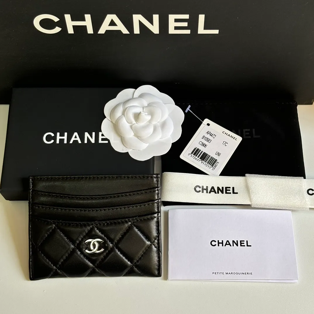 💰240 new product CH@NEL card holder has arrived💦This card holder adds a few more card slots based on the old model, making it more practical. It has original quality and beautiful details. Model No. AP8944, size 11*8*1cm.