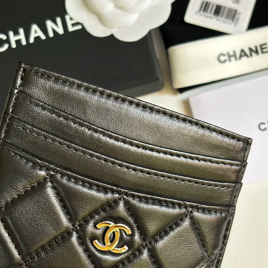 💰240 new product CH@NEL card holder has arrived💦This card holder adds a few more card slots based on the old model, making it more practical. It has original quality and beautiful details. Model No. AP8944, size 11*8*1cm.