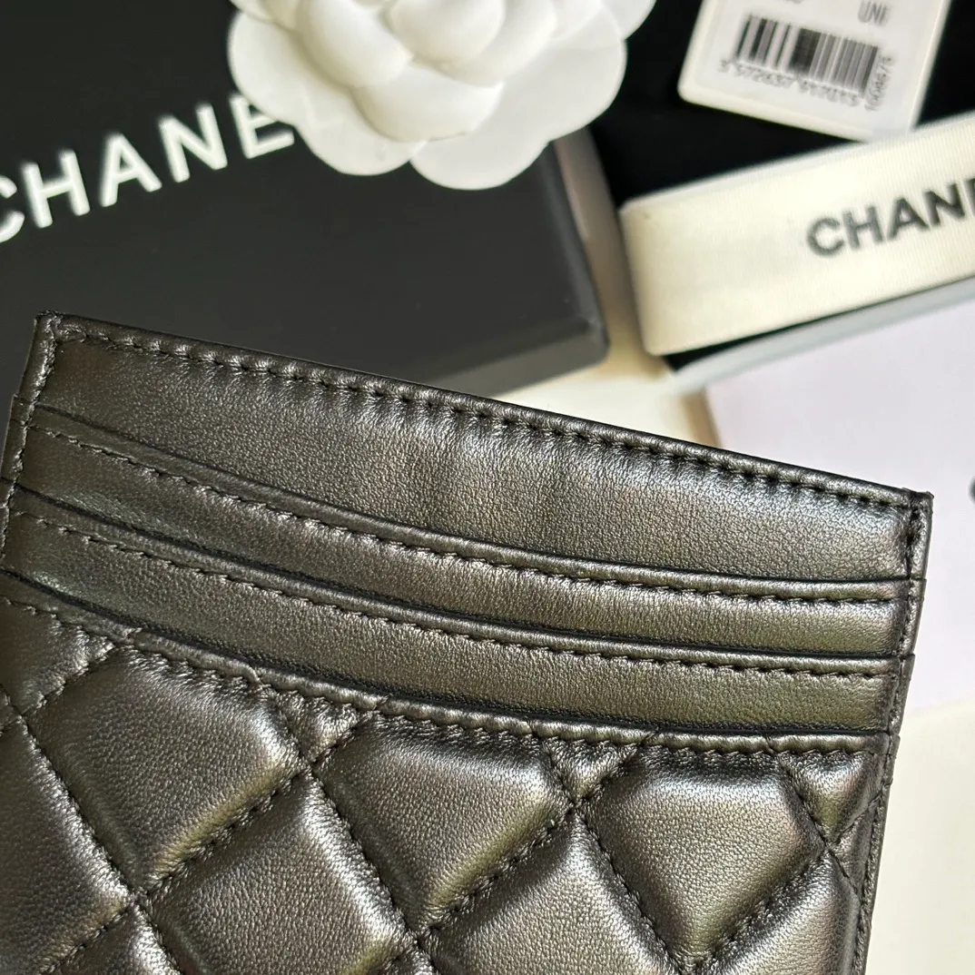 💰240 new product CH@NEL card holder has arrived💦This card holder adds a few more card slots based on the old model, making it more practical. It has original quality and beautiful details. Model No. AP8944, size 11*8*1cm.