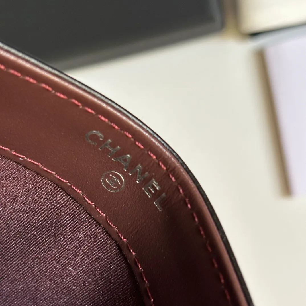 💰240 new product CH@NEL card holder has arrived💦This card holder adds a few more card slots based on the old model, making it more practical. It has original quality and beautiful details. Model No. AP8944, size 11*8*1cm.