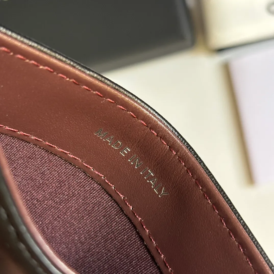 💰240 new product CH@NEL card holder has arrived💦This card holder adds a few more card slots based on the old model, making it more practical. It has original quality and beautiful details. Model No. AP8944, size 11*8*1cm.