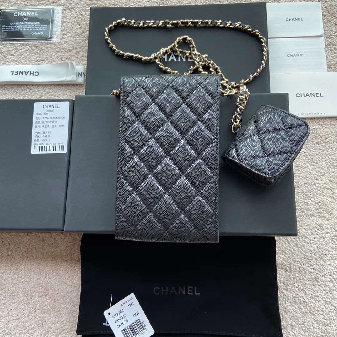 Xiaoxiang imported Italian grain cowhide Item No.: AP5484 💰:860 Size: w10×h16.5×2cm Color: Black fine ball pattern diamond hardware Mother-to-daughter bag series