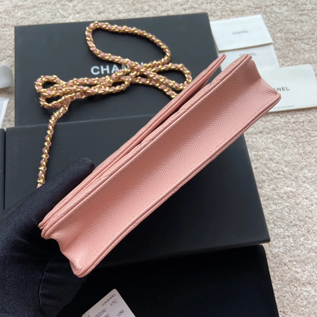 Xiaoxiang imported Italian lambskin Item No.: A0250 💰: 640 Size: w20×h13×d3.5cm Color: Pink fine ball pattern golden steel mark