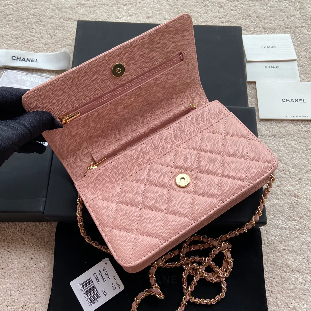 Xiaoxiang imported Italian lambskin Item No.: A0250 💰: 640 Size: w20×h13×d3.5cm Color: Pink fine ball pattern golden steel mark