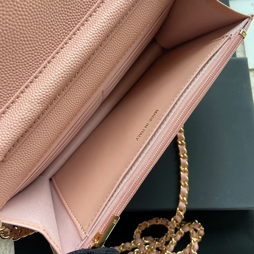 Xiaoxiang imported Italian lambskin Item No.: A0250 💰: 640 Size: w20×h13×d3.5cm Color: Pink fine ball pattern golden steel mark